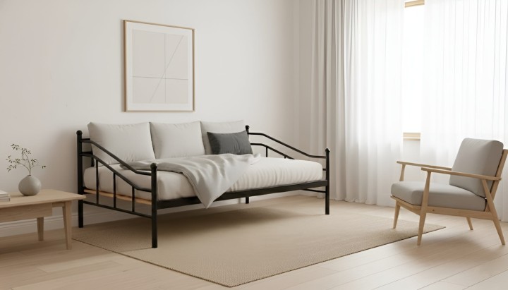 sofa metalowa czarna z poduszkami w pokoju - wizualizacja Lord